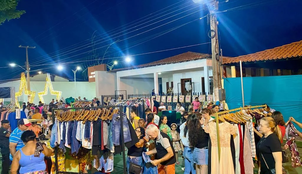 O bazar atraiu milheres de pessoas