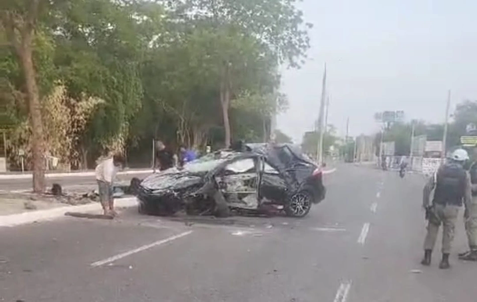 O carro ainda estava no local no início da manhã deste sábado (09)