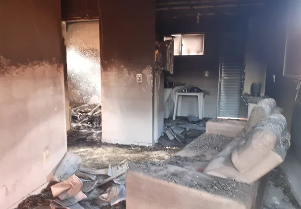 O criminoso ateou fogo na casa da vítima