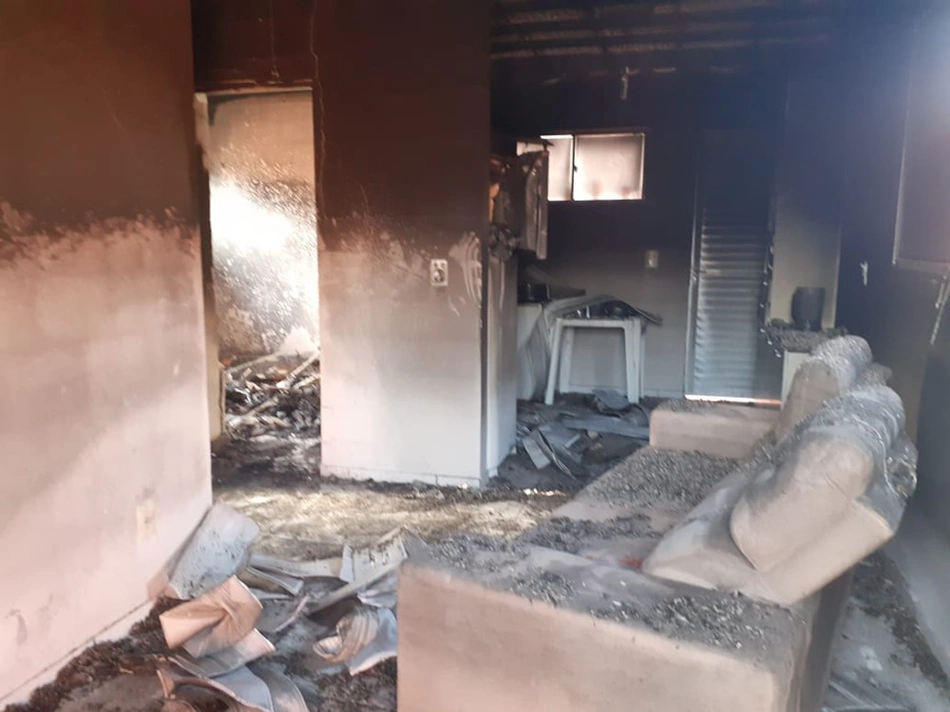 O criminoso ateou fogo na casa da vítima