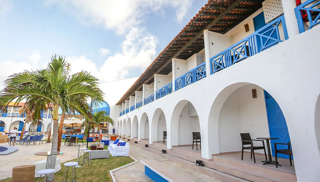 O hotel também tem serviços como bar e restaurante