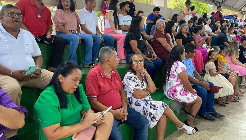 O local da cerimônia esteve lotado de familiares e amigos dos noivos