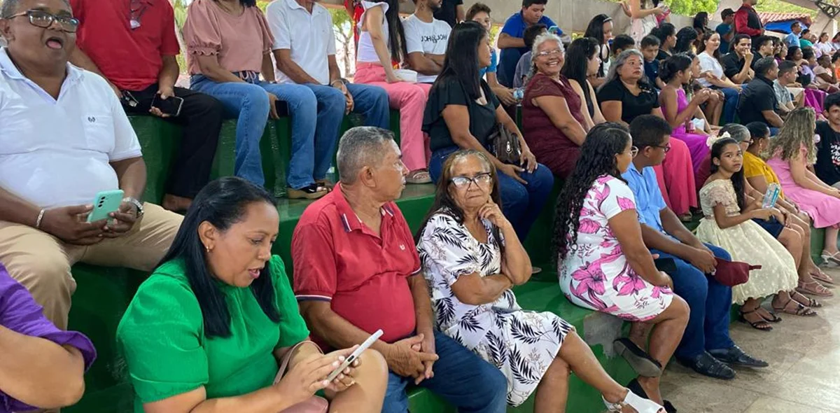 O local da cerimônia esteve lotado de familiares e amigos dos noivos