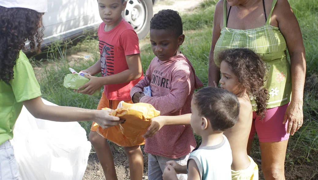 O projeto Doe Sorrisos distribuindo brinquedos