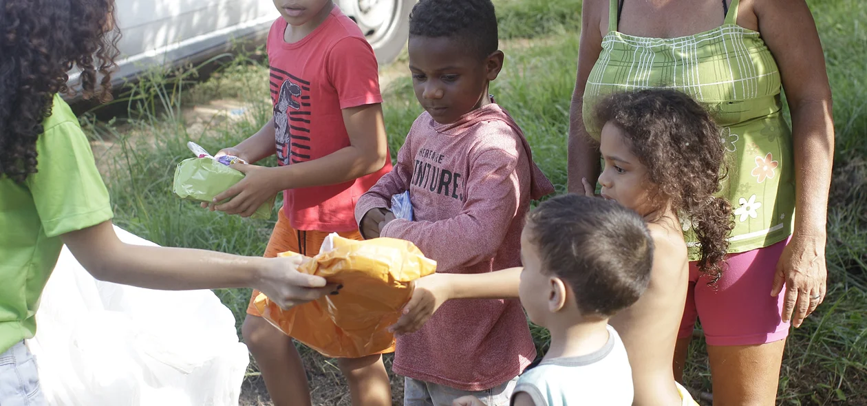 O projeto Doe Sorrisos distribuindo brinquedos