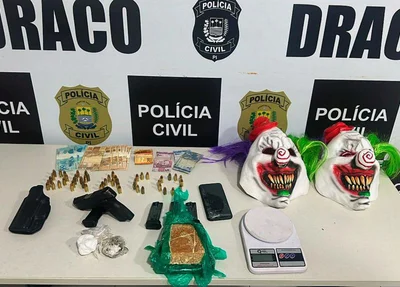 Objetos apreendidos com os suspeitos