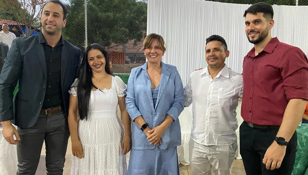 Os casais também receberam a bênção conduzida pelo Pastor Levi Barros