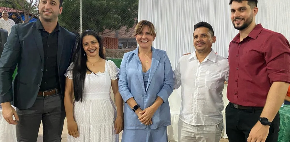 Os casais também receberam a bênção conduzida pelo Pastor Levi Barros