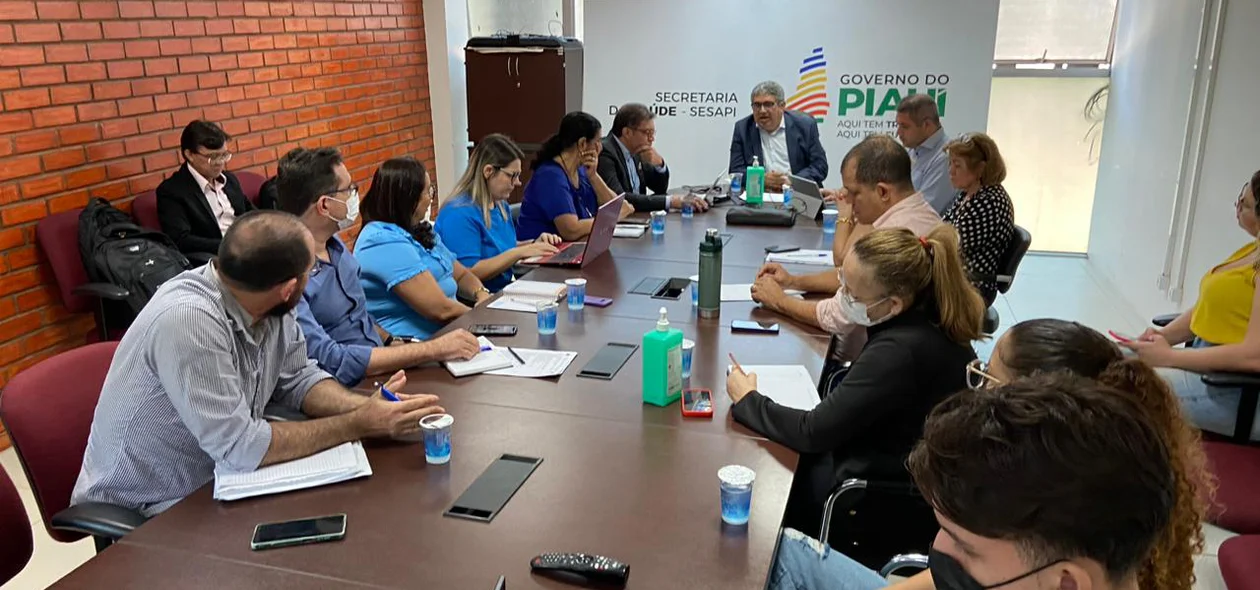 Os membros do COE se reuniram nesta terça-feira (19)