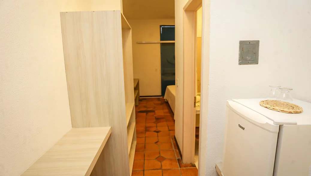 Os quartos do hotel são equipados com um frigobar
