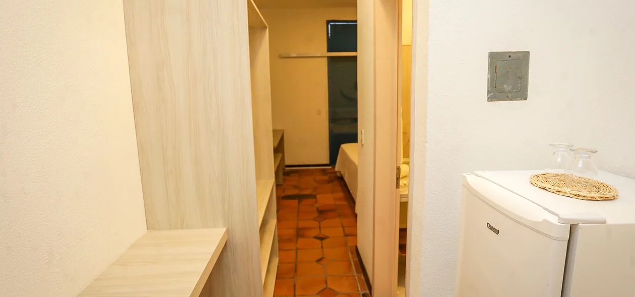 Os quartos do hotel são equipados com um frigobar