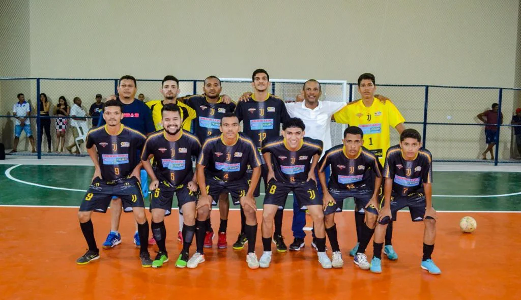 Partida de futsal no ginásio poliesportivo Bernardo Costa Filho