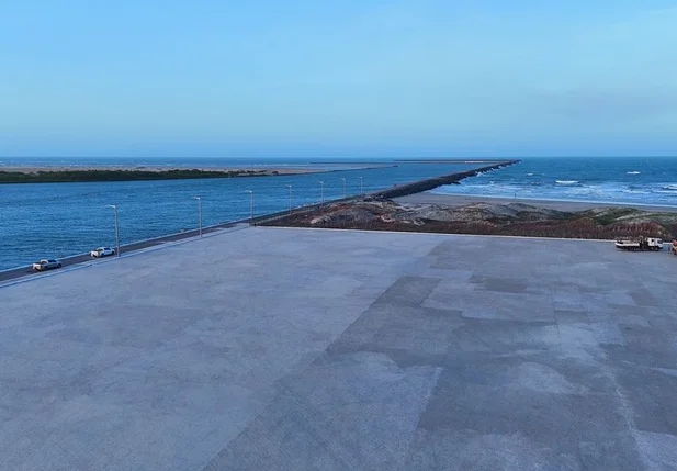 Pátio com piso intertravado que dá acesso ao Porto Piauí