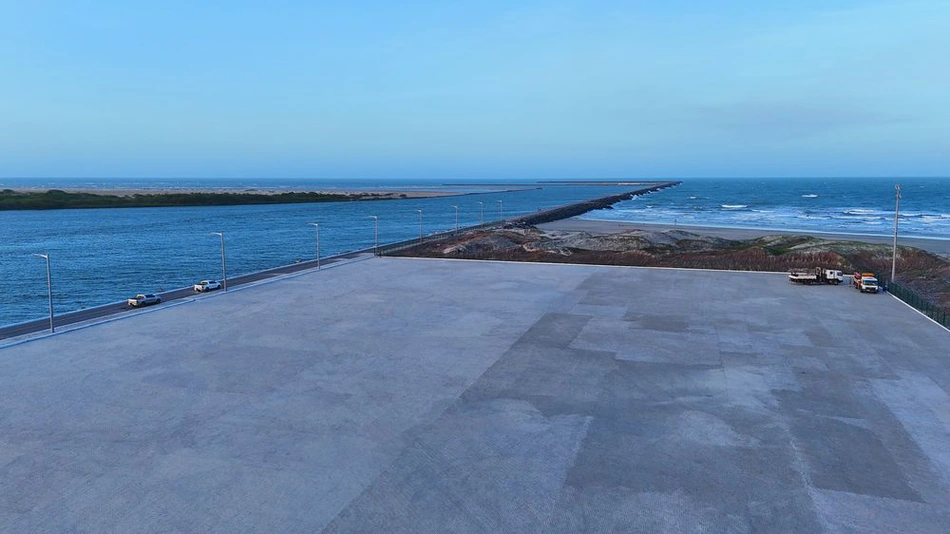 Pátio com piso intertravado que dá acesso ao Porto Piauí