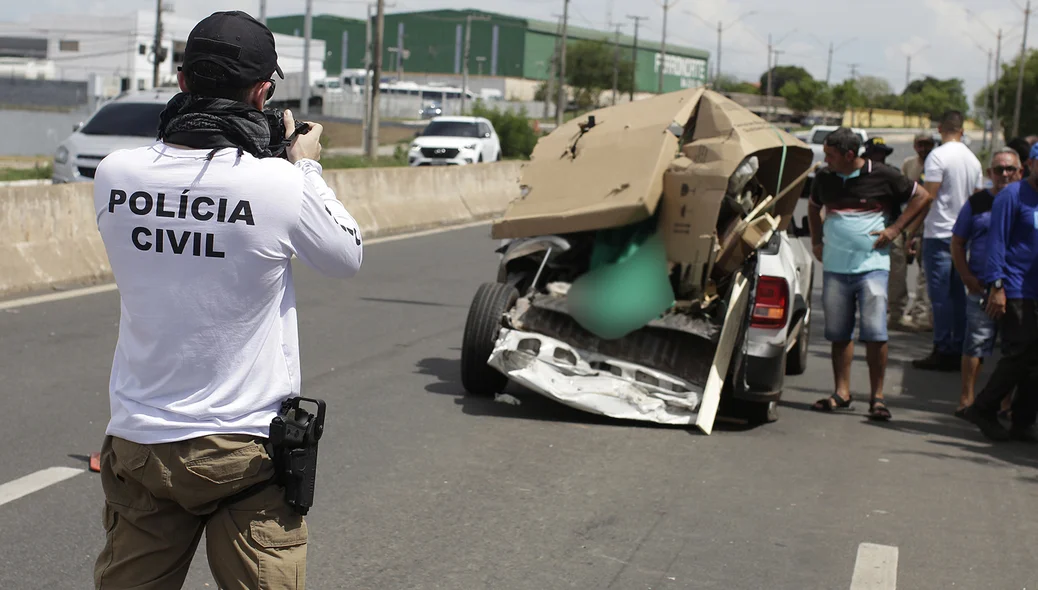 Polícia civil no local do acidente