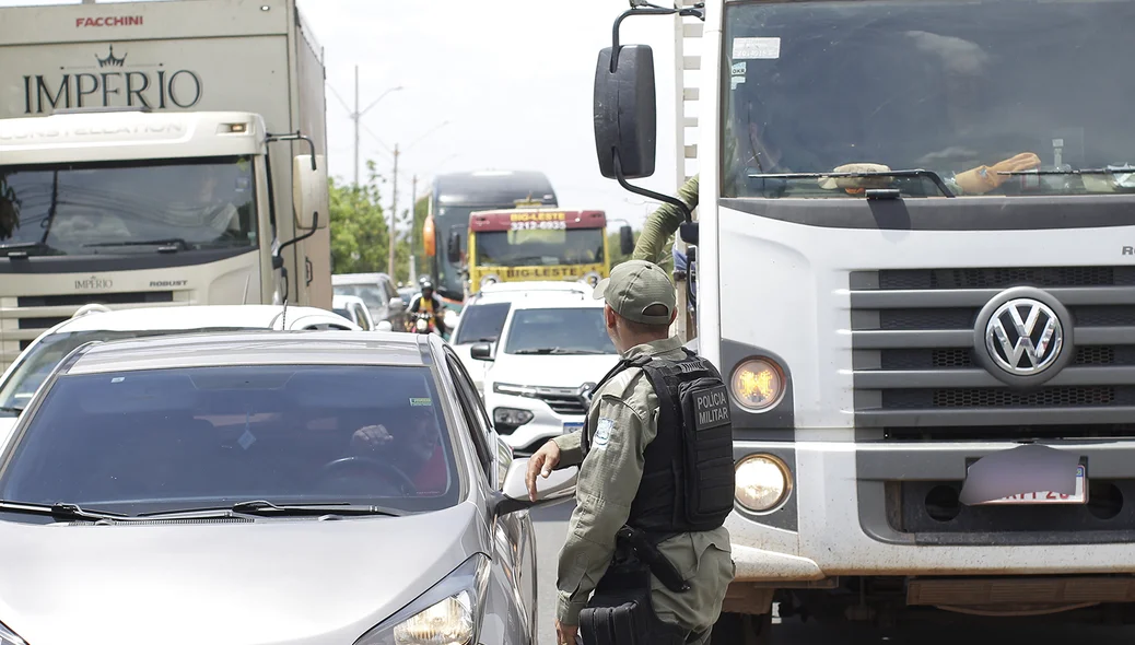 Polícia militar orientando o trânsito no local do acidente