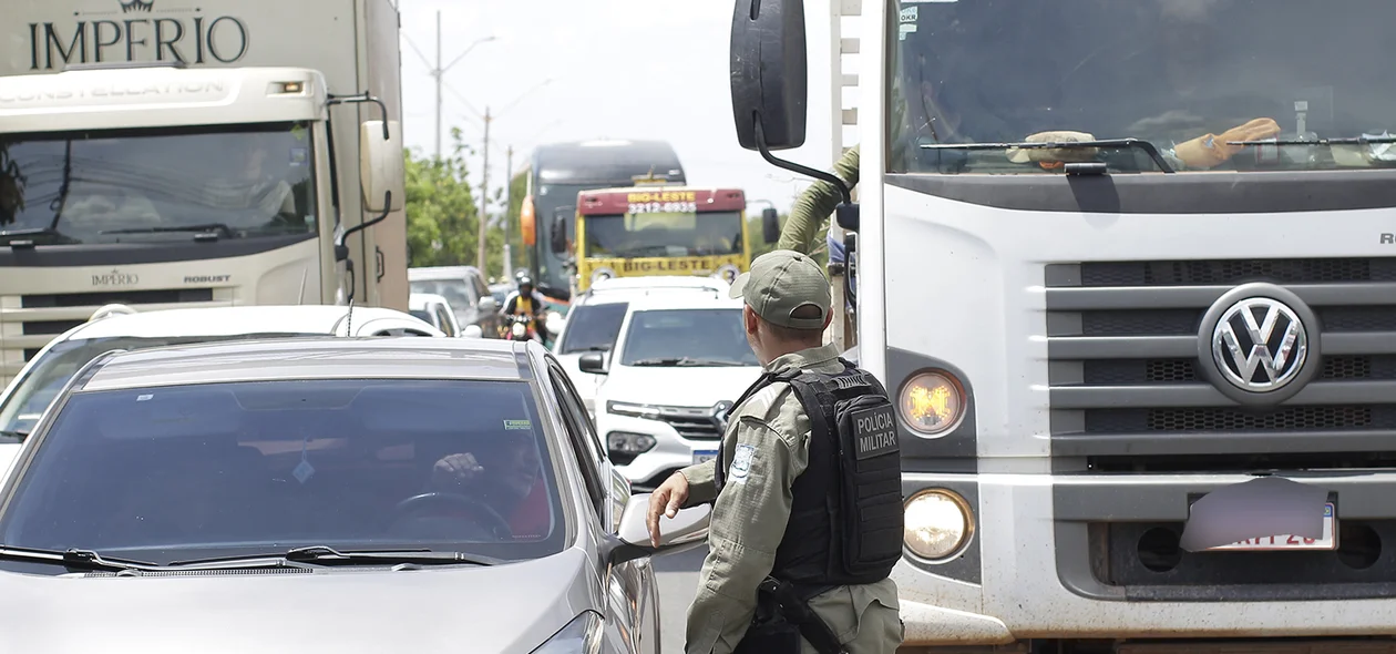 Polícia militar orientando o trânsito no local do acidente