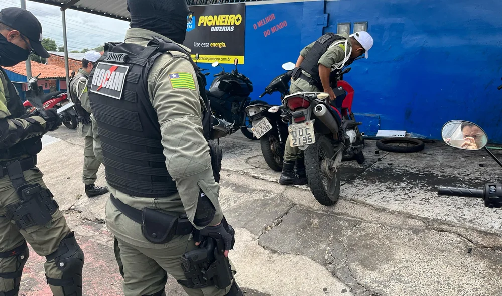 Policiais averiguando motocicletas apreendidas