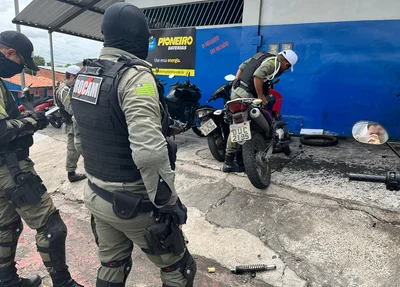 Policiais averiguando motocicletas apreendidas