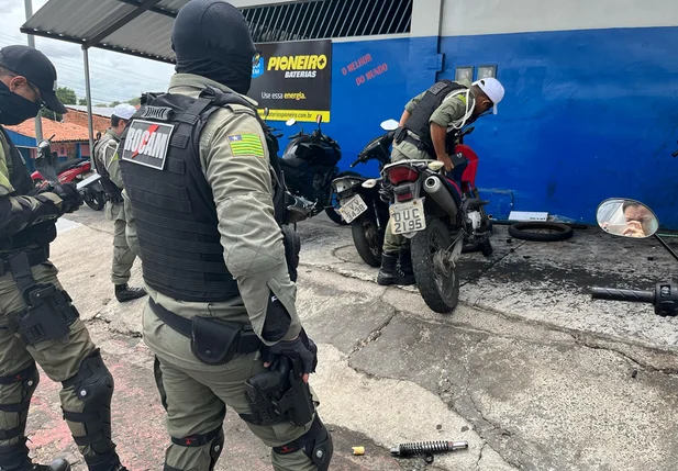 Policiais averiguando motocicletas apreendidas