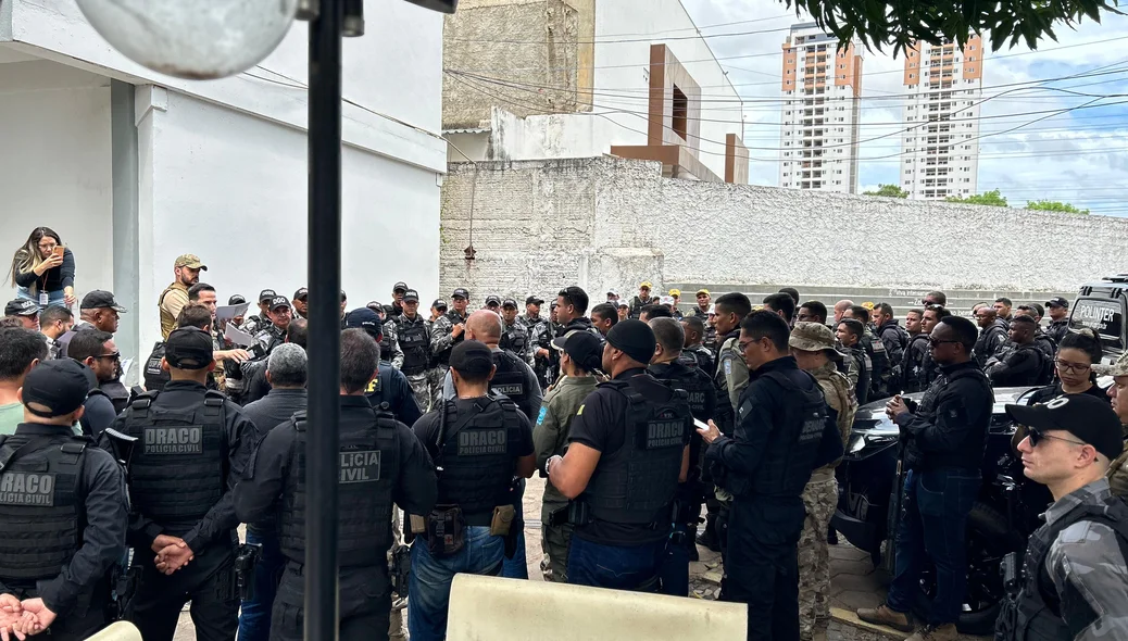 Policiais organizando a operação