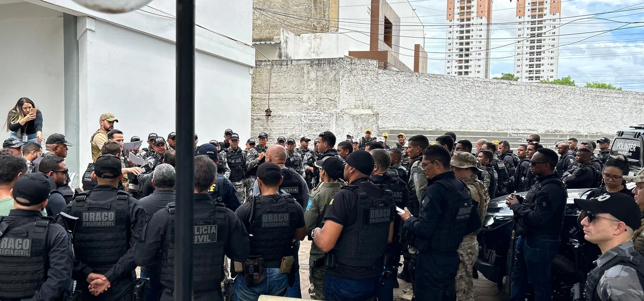Policiais organizando a operação