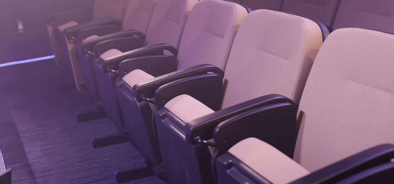 Poltronas modernas do auditório da Estação i