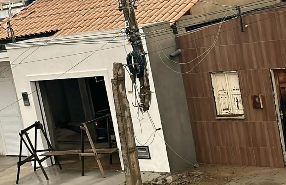 Poste destruído após chuva em Paulistana