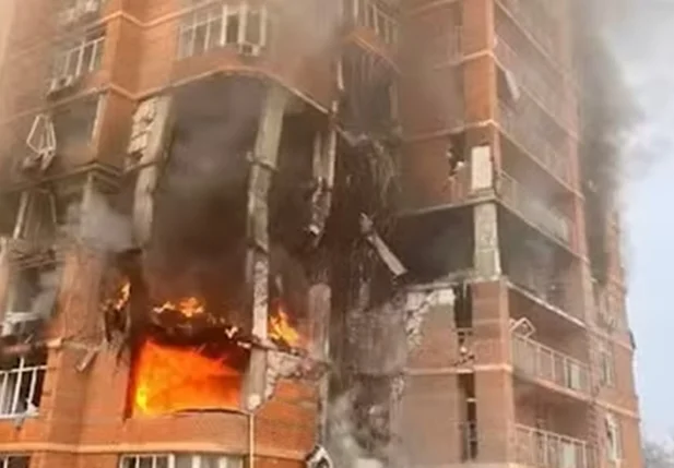 Prédio residencial atingido por mísseis na Ucrânia