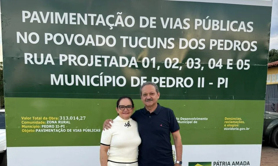Prefeita Betinha Brandão no momento da inauguração da pavimentação das ruas