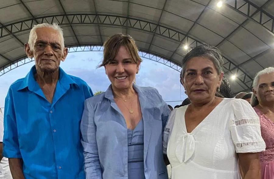 Prefeita de Esperantina, Ivanária Sampaio, esteve presente na cerimônia