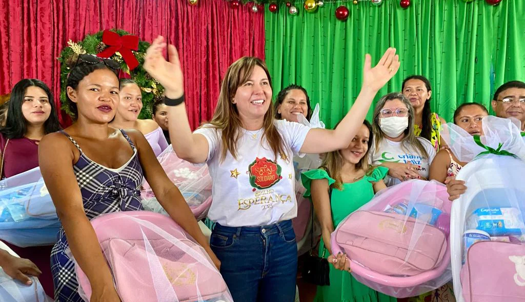 Prefeita Ivanária com as gestantes
