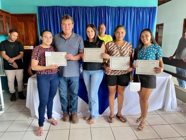 Prefeito Gustavo Medeiros entrega certificados profissionalizantes