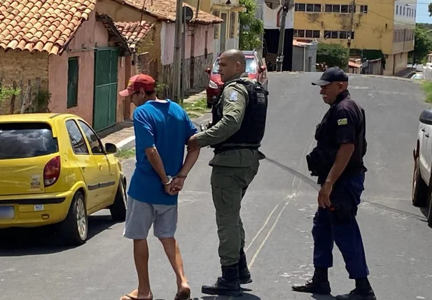 Prisão de homem por posse ilegal de arma
