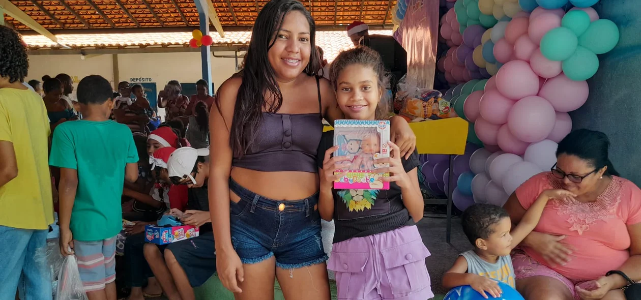 Priscila e filha Isabela, após a pequena receber uma boneca de presente