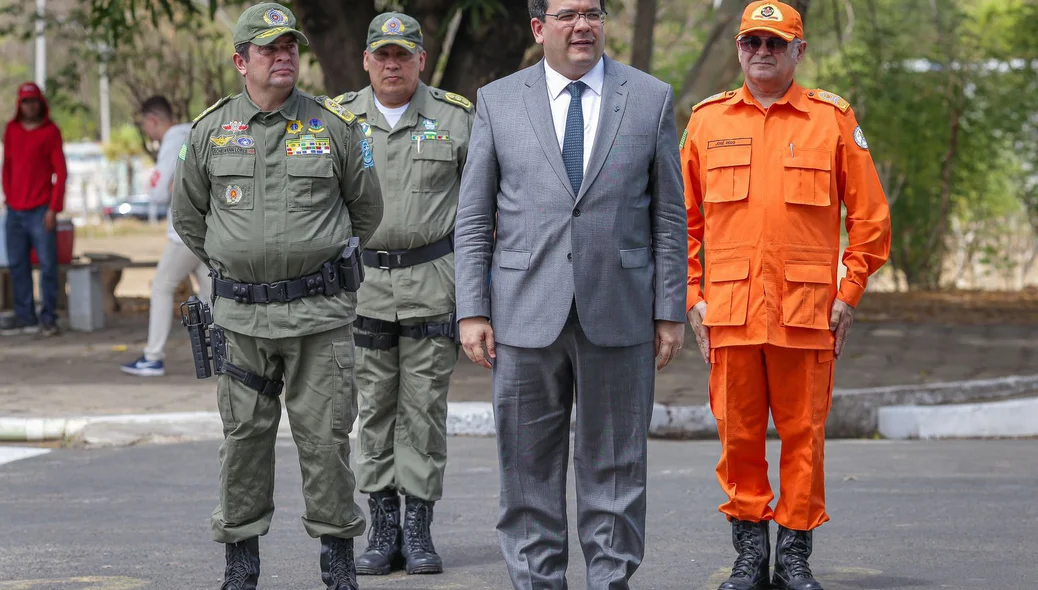 Rafael Fonteles ao lado dos comandantes-gerais Scheiwann Lopes e José Rêgo durante a solenidade