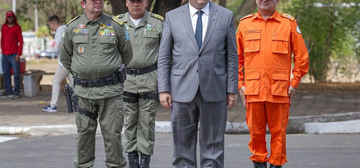 Rafael Fonteles ao lado dos comandantes-gerais Scheiwann Lopes e José Rêgo durante a solenidade