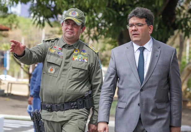 Rafael Fonteles e o comandante-geral da Polícia Militar, Scheiwann Lopes