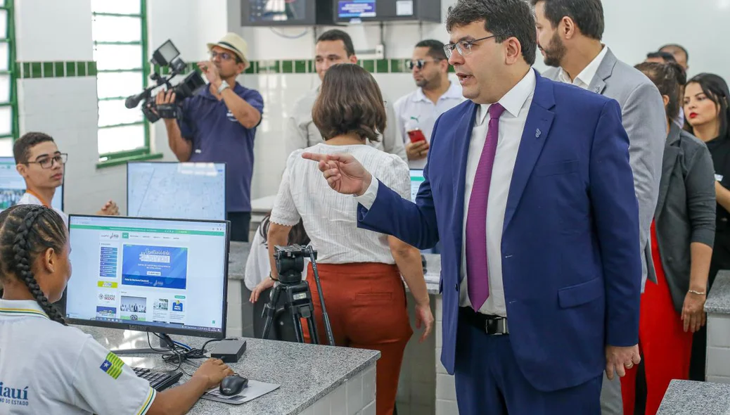 Rafael Fonteles visita instalações da escola