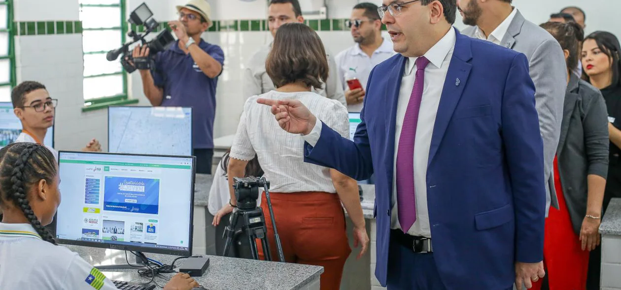 Rafael Fonteles visita instalações da escola