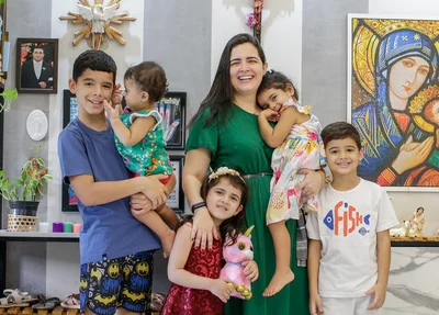 Renata com cinco dos sete filhos