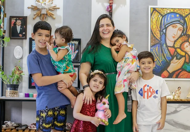 Renata com cinco dos sete filhos