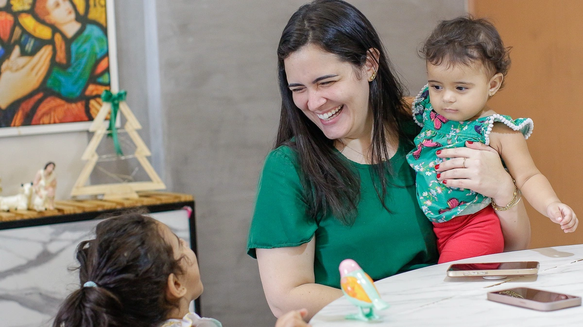 Renata em um momento de descontração com as filhas