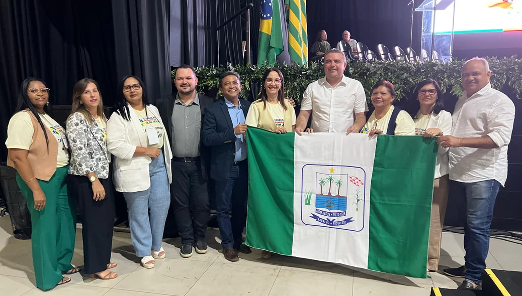 Representantes de Bom Jesus recebendo prêmio