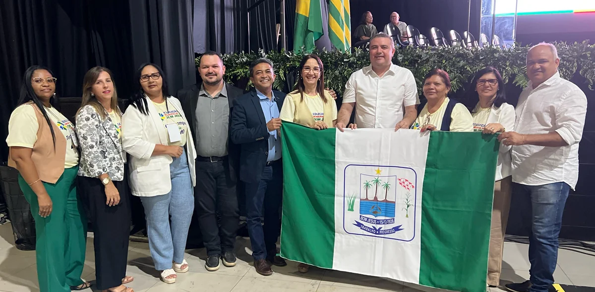Representantes de Bom Jesus recebendo prêmio