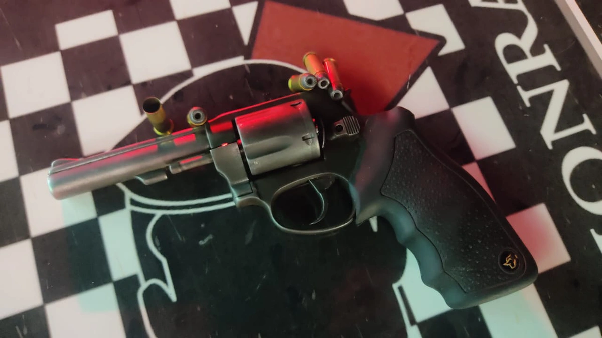 Revólver utilizado pelo suspeito