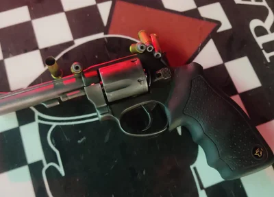 Revólver utilizado pelo suspeito