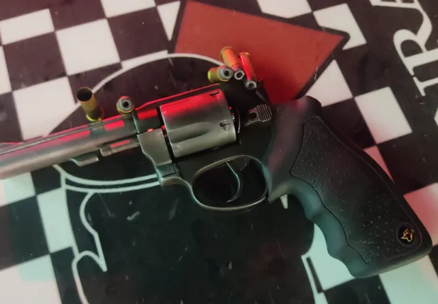 Revólver utilizado pelo suspeito