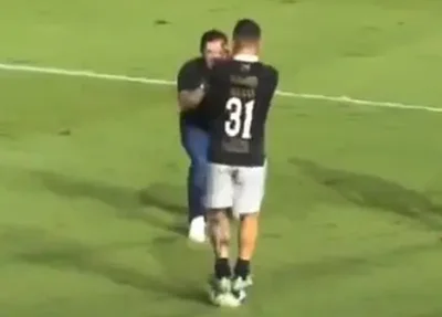 Rossi subindo em cima da bola em provocação à Soteldo
