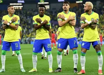 Seleção brasileira comemora vitória pelas oitavas de final na Copa do Mundo
